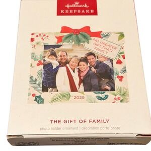 Hallmark Keepsake 2025 Ornament Gift of Family Photo Holder Artist QGO1492